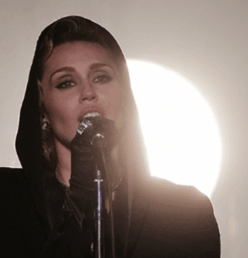Miley Cyrus estrena por sorpresa su nuevo álbum en un evento de [...]