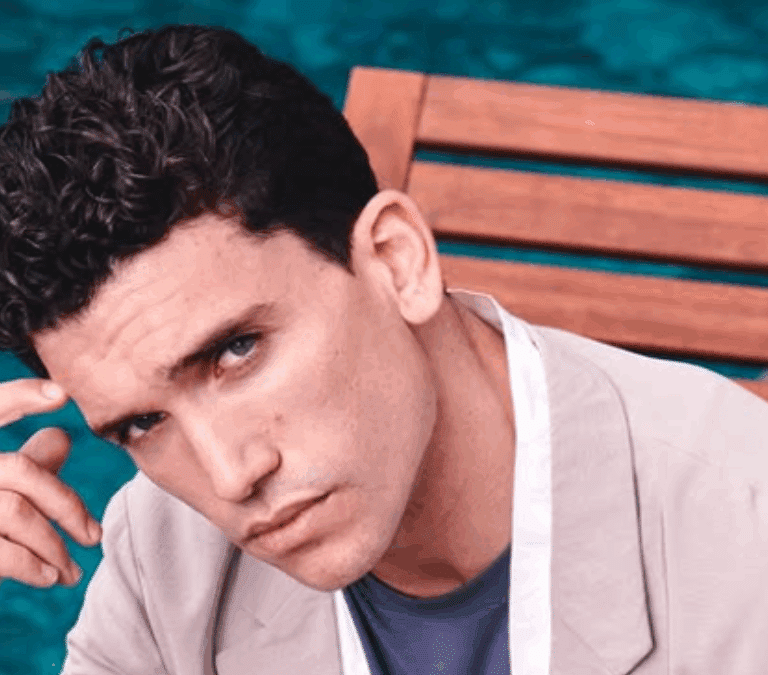 Así es Jaime Lorente: de 'Hamburgo' al Castillo de Batres pasando por 'La Casa de Papel'