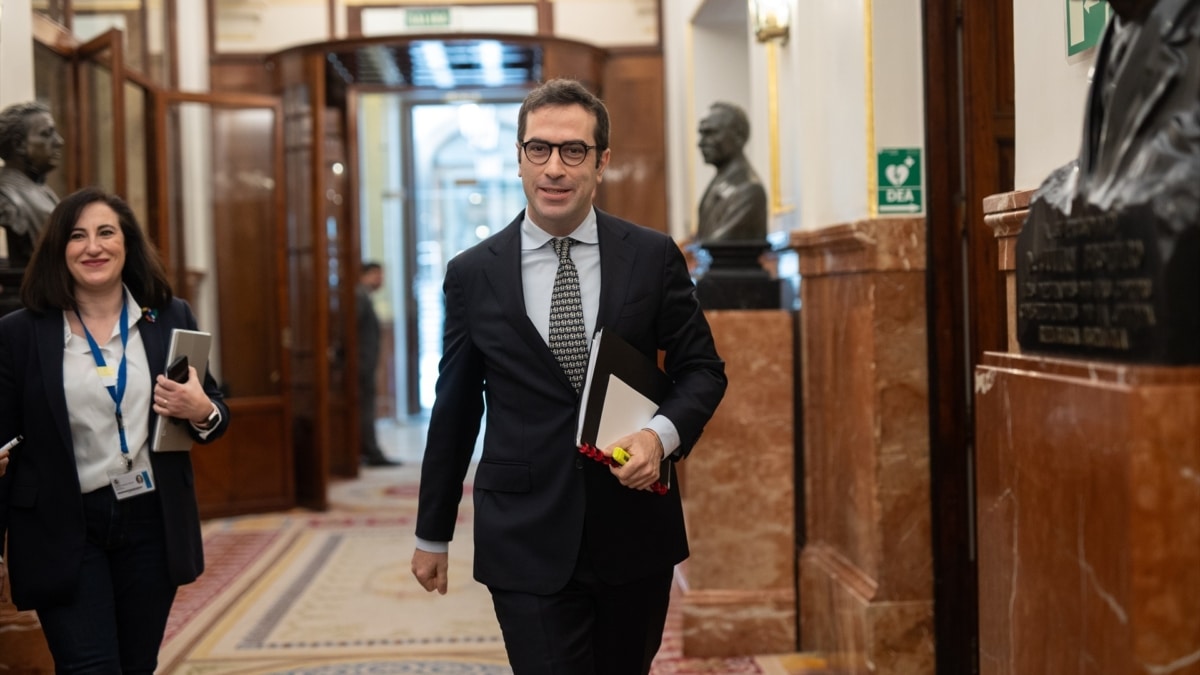 El ministro de Economía, Carlos Cuerpo, a la entrada en la sesión parlamentaria que aprobó el decreto antiaranceles, este jueves