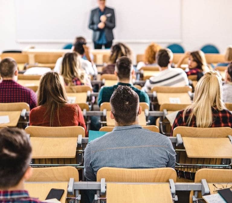 Atención estudiantes: esta es la carrera que  con mejor salida laboral y mejor salario