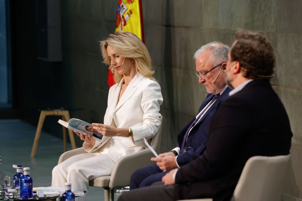 La diputada del PP Cayetana Álvarez de Toledo y el exdiputado de Vox Iván Espinosa de los Monteros, junto a Julen Mulero (c), durante el coloquio con motivo de la publicación del libro de Espinosa de los Monteros 'España tiene solución. Hacia un futuro brillante y próspero'
