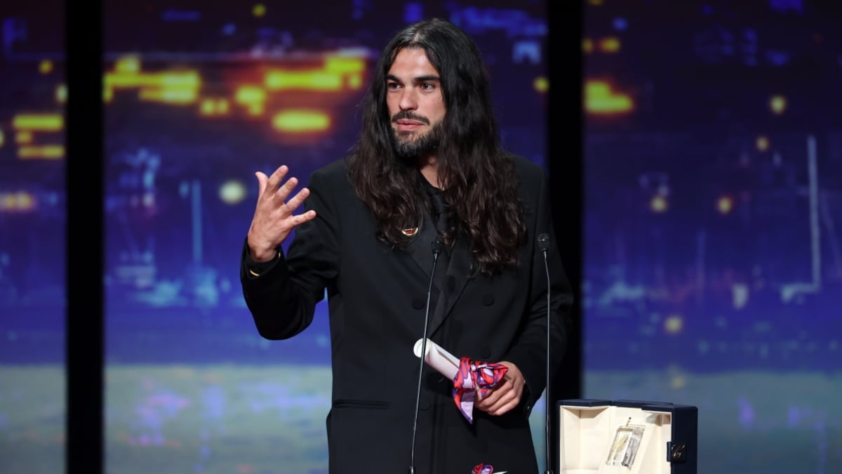 Oliver Laxe tras recibir el premio de Cannes por Sirat.