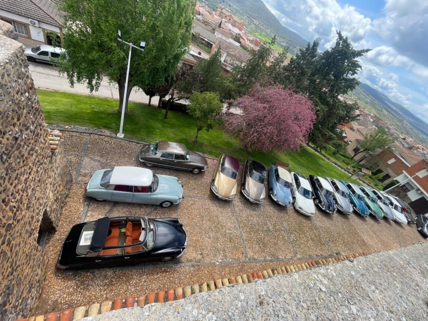 Algunos de los Citroën clásicos que acudieron a la jornada de hidroneumática celebrada en Piedrabuena a comienzos de abril.