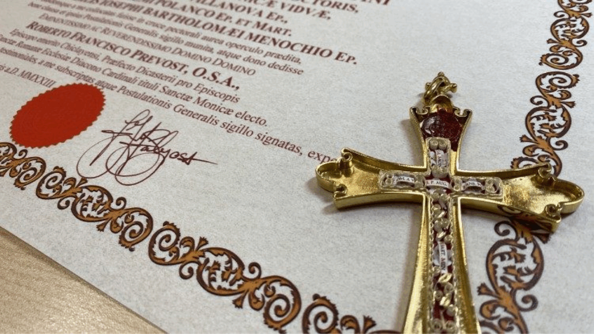 La cruz pectoral con la que el Papa León XIV se presentó al mundo, el 8 de mayo de 2025, tras ser elegido