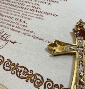 La cruz pectoral de León XIV contiene reliquias de dos obispos españoles