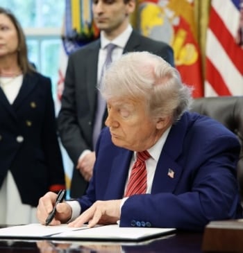 Un juez bloquea temporalmente la prohibición de Trump de que Harvard pueda [...]
