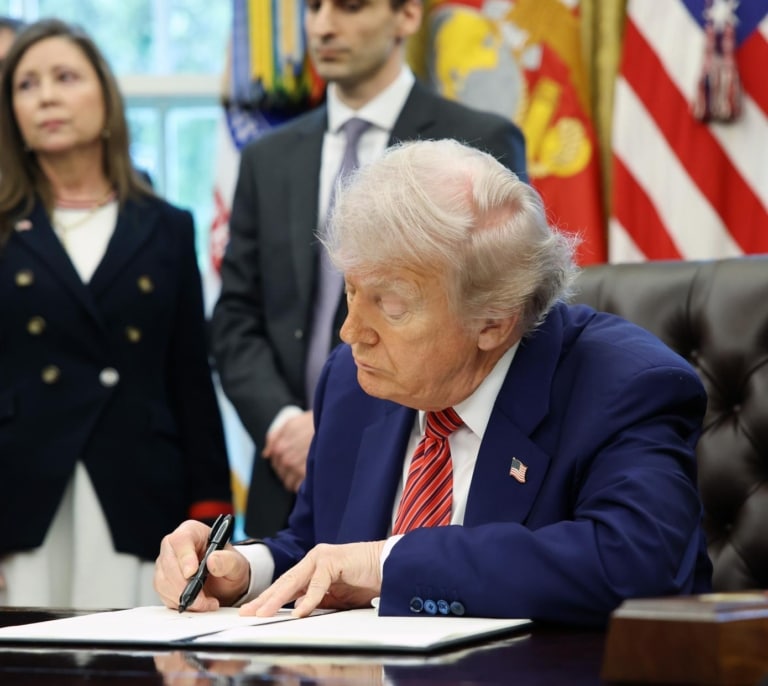 Un juez bloquea temporalmente la prohibición de Trump de que Harvard pueda matricular extranjeros