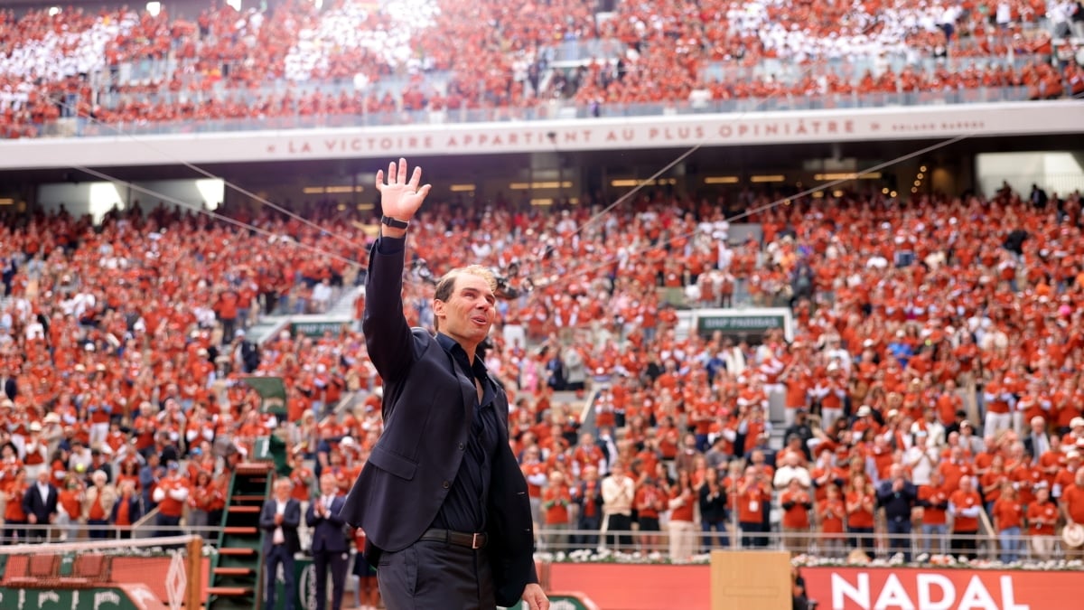 Rafael Nadal agradece al público el homenaje que le ofreció Roland Garros este domingo.