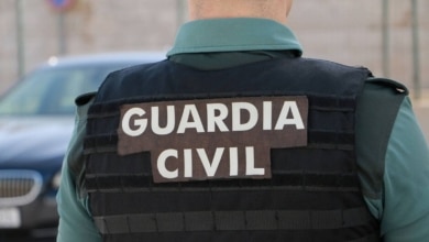 Detenido un menor y dos investigados por un violento robo con cuchillo en Oliva