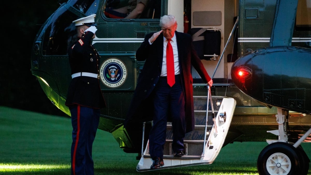 El presidente de Estados Unidos, Donald Trump, sale del avión Marine One tras aterrizar en la Casa Blanca, en Washington.