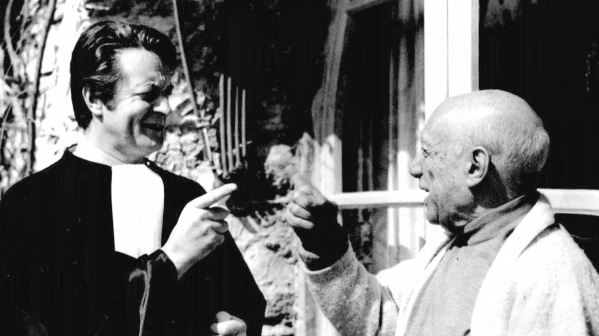 Roland Dumas, ataviado con los atributos de letrado en sala, y Pablo Picasso bromean en la villa del pintor, Notre-Dame-de-Vie, en 1970.