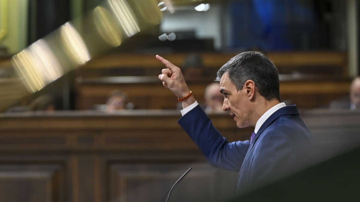 MADRID, 07/05/2025.- El presidente del Gobierno, Pedro Sánchez, durante su intervención en el pleno celebrado este miércoles en el Congreso, en el que ha informado del plan de defensa y del apagón masivo del 28 de abril. EFE/ Fernando Villar