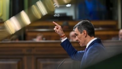 Sánchez se aferra al debate ideológico ante la campaña en contra de las renovables