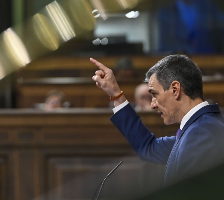 Sánchez se aferra al debate ideológico ante la campaña en contra de las renovables
