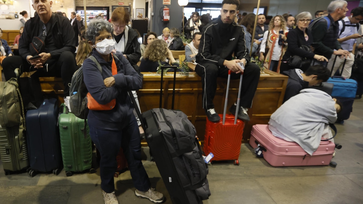 Cientos de pasajeros aguardan en la Estación de Tren de Santa Justa este lunes.
