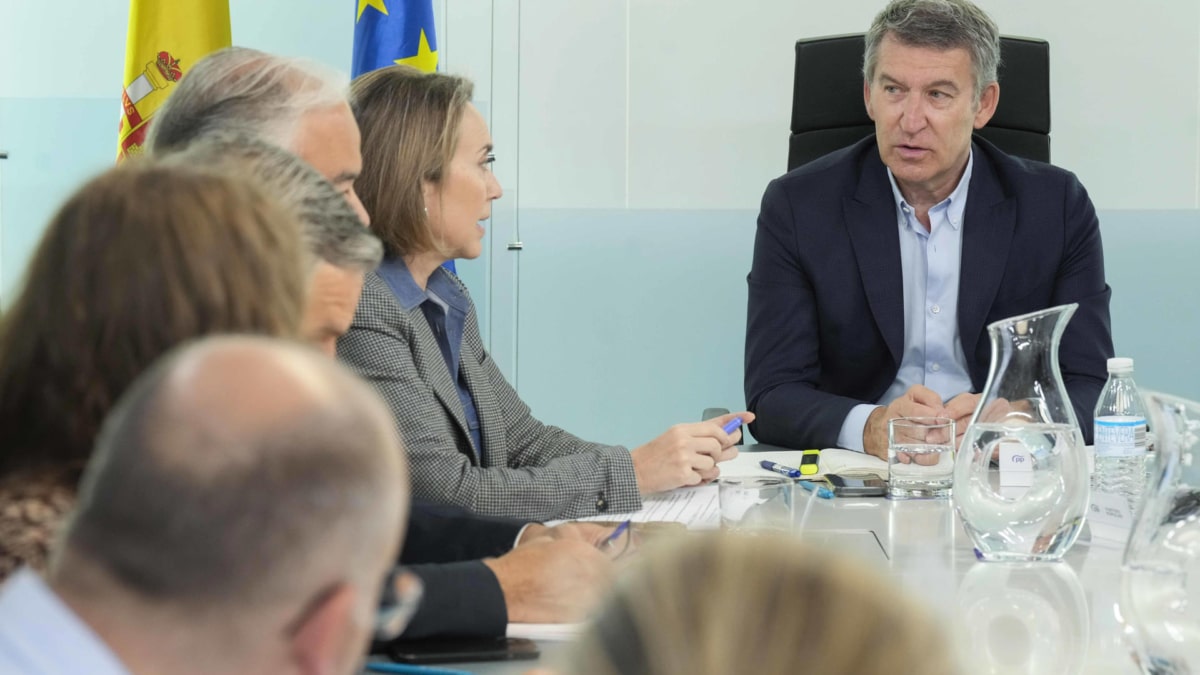 El presidente del PP, Alberto Núñez Feijóo (d), preside la reunión del comité de dirección de su partido este lunes en Madrid