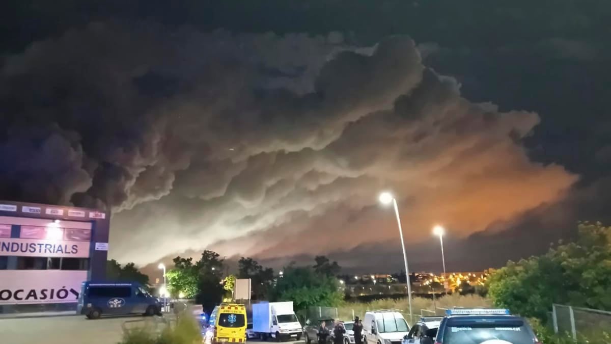Los vecinos de cinco municipios costeros de Barcelona y Tarragona se encuentran confinados en sus casas por una nube tóxica generada por un incendio.