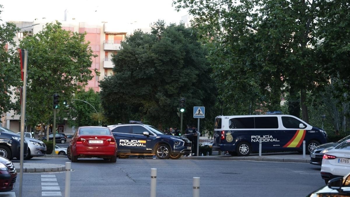 Encuentran una mujer fallecida por arma blanca y un hombre herido en Cáceres