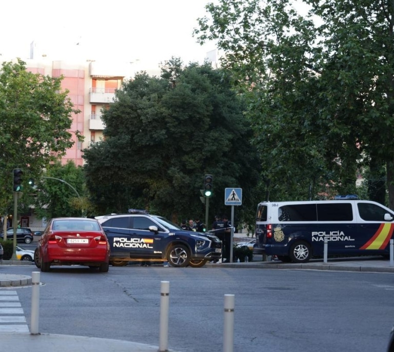 Encuentran una mujer fallecida por arma blanca y un hombre herido en Cáceres
