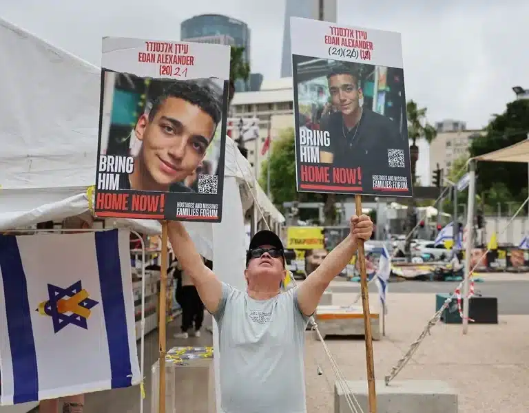 Hamás libera al soldado estadounidense Edan Alexander en la Franja de Gaza