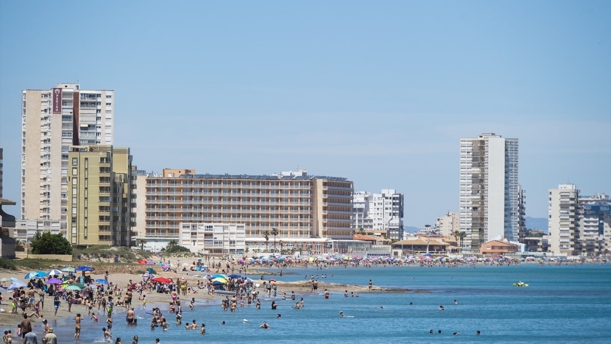 Edificios de viviendas en la playa de Levante de La Manga del Mar Menor, en Murcia.
