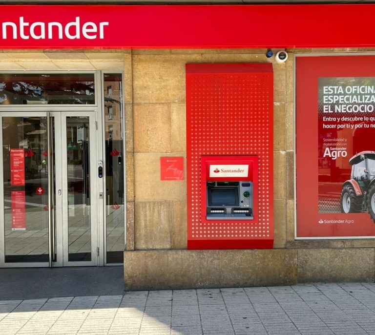 Dos senadores exigen a EEUU frenar la compra de Webster por el Banco Santander porque España no es un "aliado confiable"