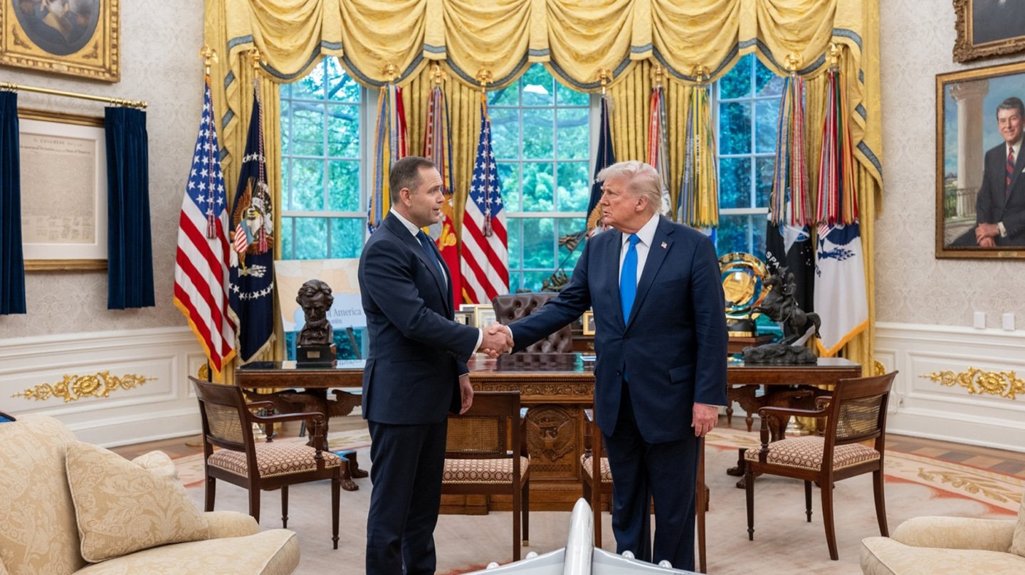 Karol Nawrocki saluda a Donald Trump en la Casa Blanca