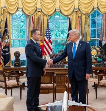 Trump se aferra a Soros para orquestar su injerencia en la campaña [...]