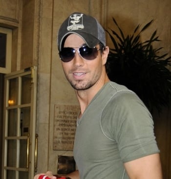 Enrique Iglesias cumple 50 años: su verdadero nombre, su anomalía congénita y [...]