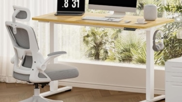 Adiós a los dolores de espalda y a las malas posturas con el escritorio elevable que Amazon ha rebajado