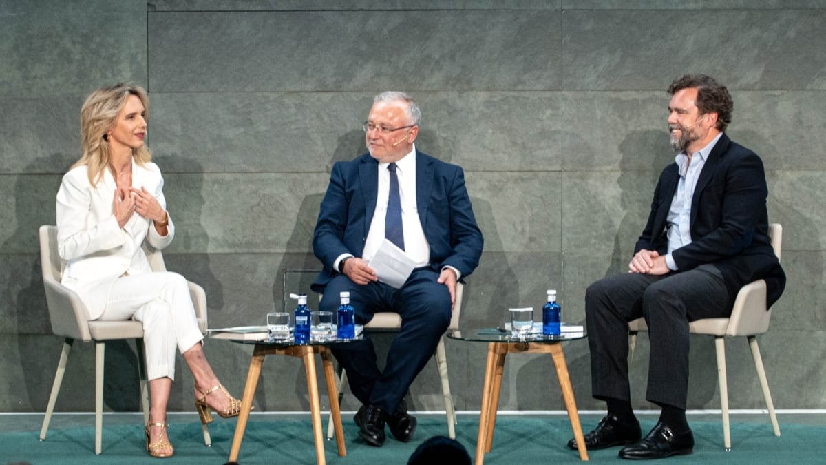 La diputada el PP Cayetana Álvarez de Toledo y el exportavoz de Vox en el Congreso Iván Espinosa de los Monteros durante la presentación de su libro ‘España tiene solución’