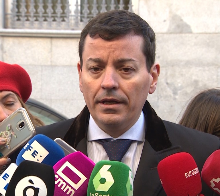 El dirigente crítico de Mazón que luchará contra Feijóo por la presidencia del PP