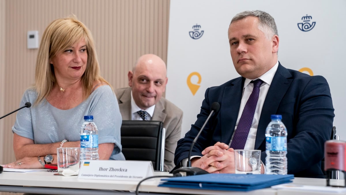 (Foto de ARCHIVO) La Directora de Relaciones Institucionales y Filatelia, Leire Díez Castro (1i), y el Consejero Diplomático del Presidente de Ucrania, Igor Zhovka (1d), durante la presentación de un sello dedicado a Ucrania, en el Edificio Clara Campoamor Conde de Peñalver, a 30 de mayo de 2022, en Madrid (España). Hoy entra en circulación el sello de correo ‘España con Ucrania. 2022’, después de que el Boletín Oficial del Estado (BOE) haya publicado una resolución de las Subsecretarías de Transportes, Movilidad y Agenda Urbana y de Hacienda y Función Pública sobre su emisión y puesta en circulación. La distribución a los puntos de venta cesará el 31 de diciembre de 2024, aunque conserva indefinidamente su valor a efectos de franqueo. A. Pérez Meca / Europa Press 30 MAYO 2022;MADRID;CORREOS;SELLO;UCRANIA;EDIFICIO CLARA CAMPOAMOR 30/5/2022