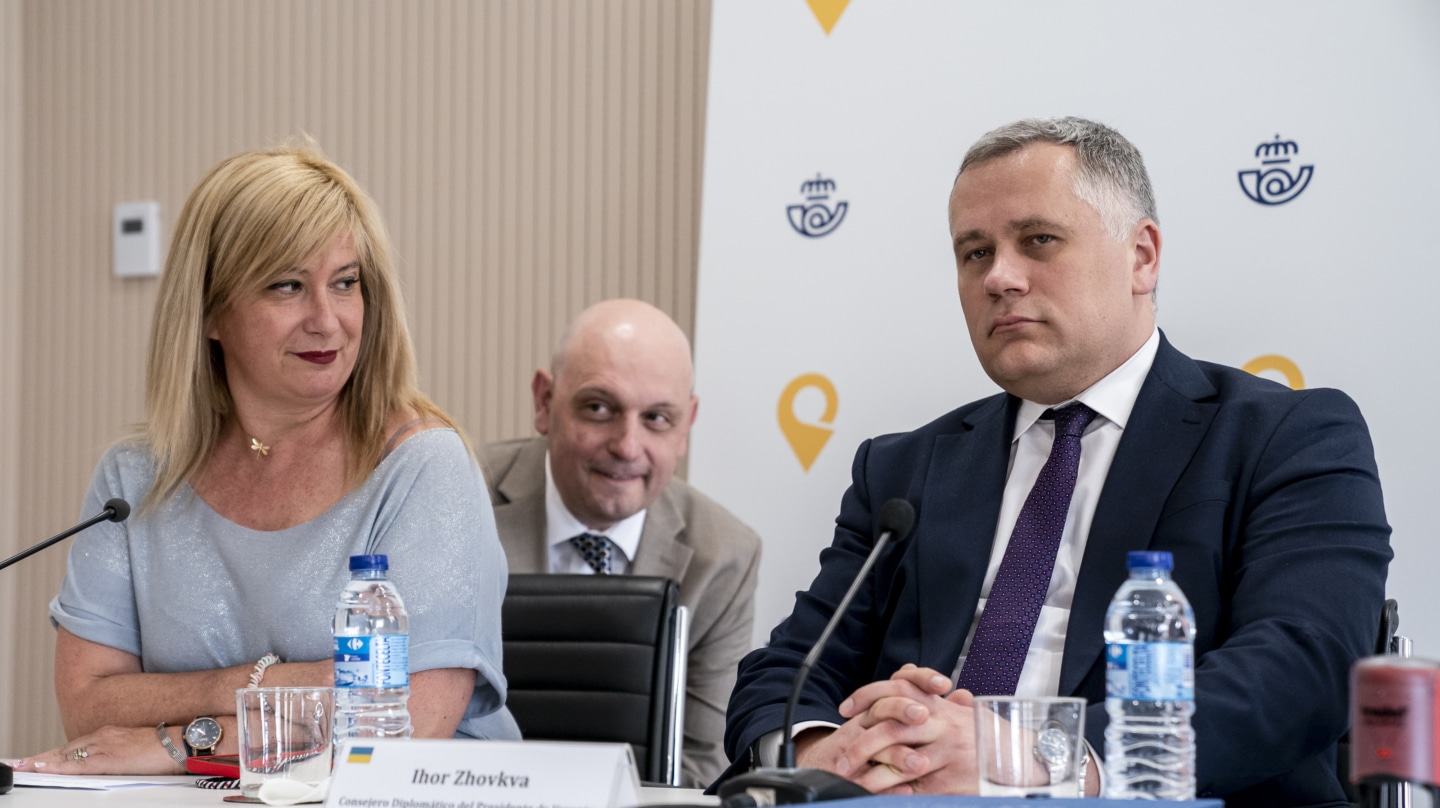 (Foto de ARCHIVO) La Directora de Relaciones Institucionales y Filatelia, Leire Díez Castro (1i), y el Consejero Diplomático del Presidente de Ucrania, Igor Zhovka (1d), durante la presentación de un sello dedicado a Ucrania, en el Edificio Clara Campoamor Conde de Peñalver, a 30 de mayo de 2022, en Madrid (España). Hoy entra en circulación el sello de correo ‘España con Ucrania. 2022’, después de que el Boletín Oficial del Estado (BOE) haya publicado una resolución de las Subsecretarías de Transportes, Movilidad y Agenda Urbana y de Hacienda y Función Pública sobre su emisión y puesta en circulación. La distribución a los puntos de venta cesará el 31 de diciembre de 2024, aunque conserva indefinidamente su valor a efectos de franqueo. A. Pérez Meca / Europa Press 30 MAYO 2022;MADRID;CORREOS;SELLO;UCRANIA;EDIFICIO CLARA CAMPOAMOR 30/5/2022