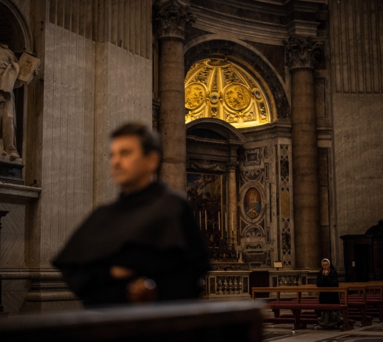 Gays y católicos: “Dejé el seminario después de que me llevaran a una terapia de conversión”