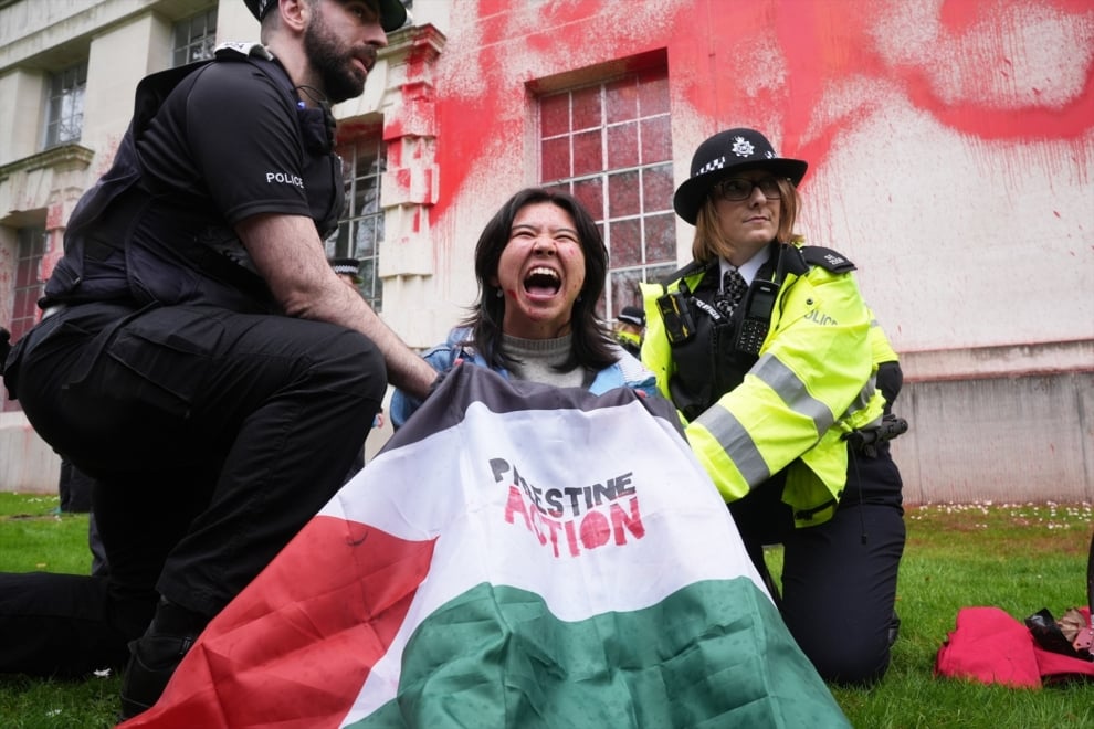 Activista de Youth Demand detenida tras arrojar pintura roja a la fachada del Ministerio de Defensa británico.