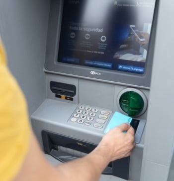Sacar dinero gratis en el extranjero es posible con estas cuentas