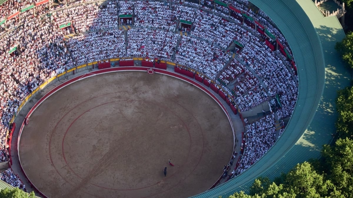 Sanfermines: vista de la plaza de toros de Pamplona desde un helicóptero de la Policía Nacional.