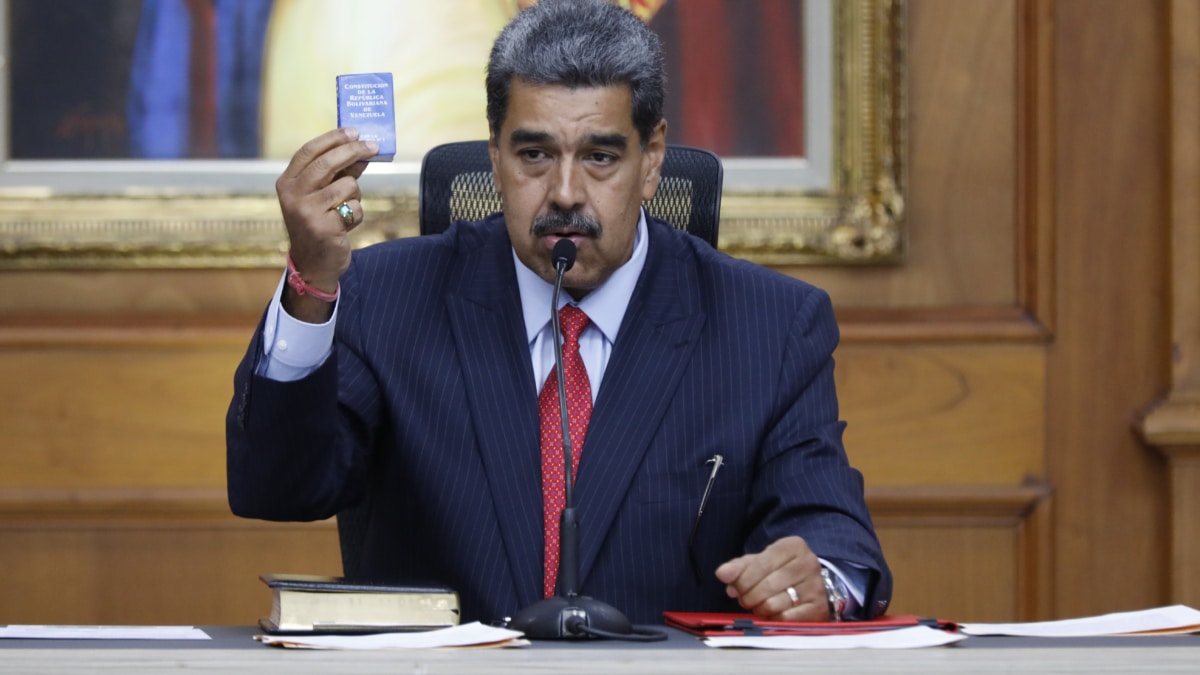 El líder venezolano Nicolás Maduro muestra un ejemplar de la Constitución