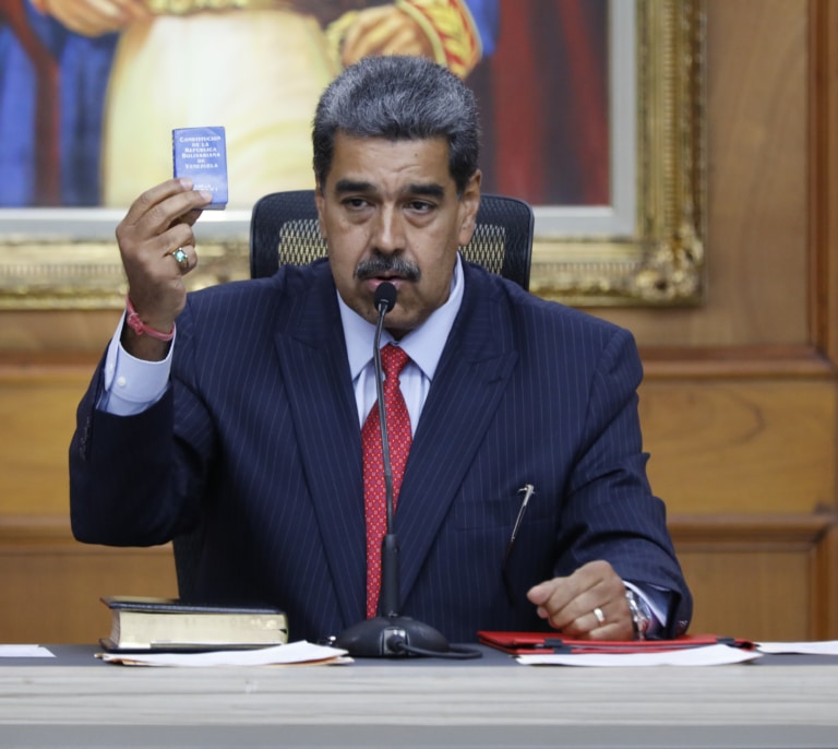 Cambiar las constituciones para que nada cambie