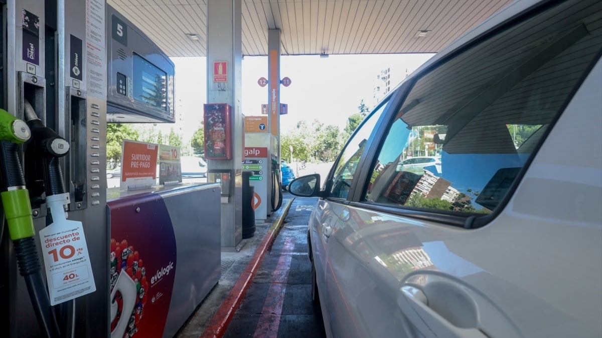 Un coche acude a repostar a una gasolinera en Madrid (España).