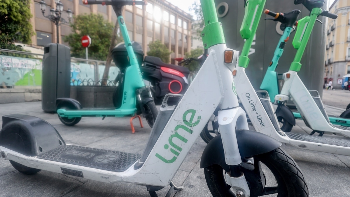 Varios patinetes eléctricos, en Madrid (fotografía de archivo).
