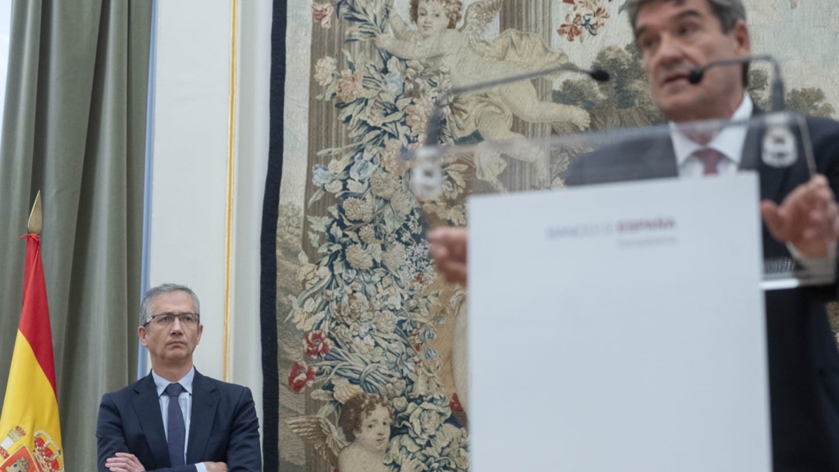 El gobernador del Banco de España, José Luis Escrivá, en su toma de posesión de su cargo, acompañado por el ya ex gobernador, Pablo Hernández de Cos.