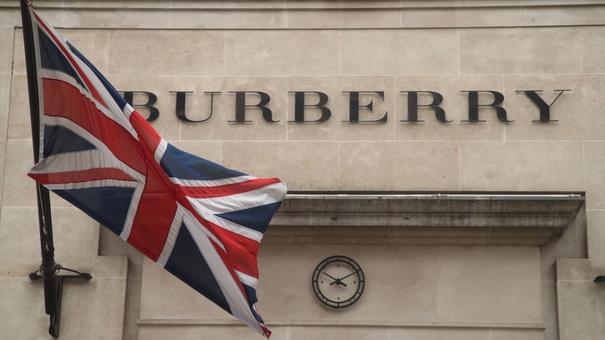 Fachada de una tienda de Burberry en el centro de Londres.