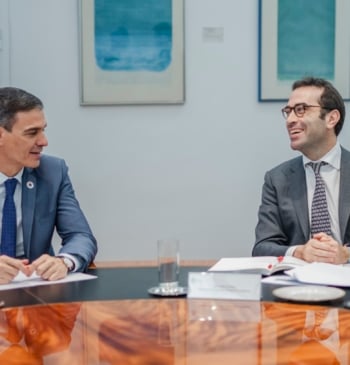 Ex altos cargos de la CNMC, sobre la consulta de la OPA [...]