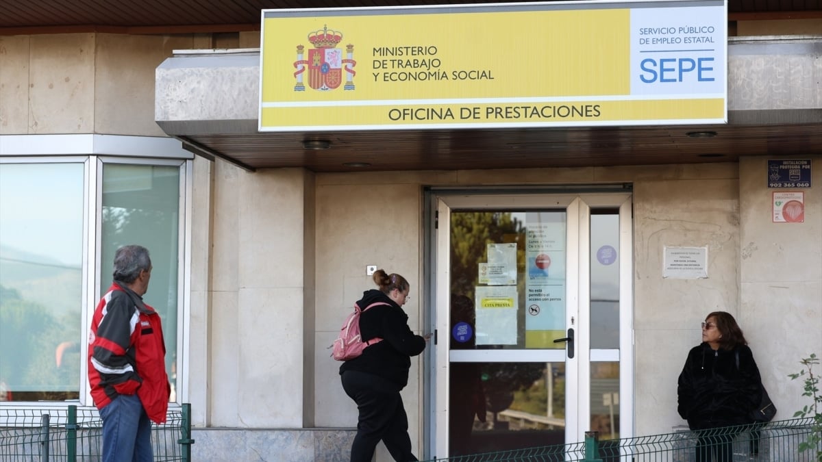 Una mujer pasa a una oficina del SEPE, en Madrid (España).