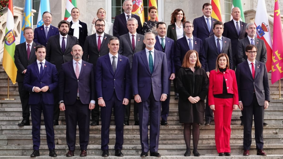 (Foto de ARCHIVO) El presidente del Gobierno, Pedro Sánchez y el Rey, Felipe VI, en el centro de la imagen durante la foto de familia a su llegada a la XXVII Conferencia de Presidentes, en el Palacio de la Magdalena, a 13 de diciembre de 2024, en Santander, Cantabria (España). La conferencia se celebra tras más de dos años sin convocarse, en una cita en la que el foco está puesto en la financiación autonómica en Cataluña, aunque el orden del día también incluye vivienda, migración y sanidad. Xuan Cueto / Europa Press 13/12/2024