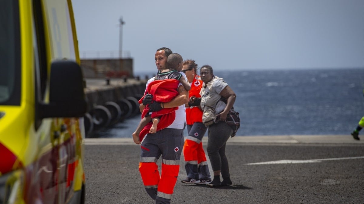 Mueren siete personas y un bebé desaparecido tras volcar un cayuco en el que viajaban 160 personas en El Hierro