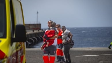 Mueren siete personas y un bebé desaparecido tras volcar un cayuco en el que viajaban 160 personas en El Hierro