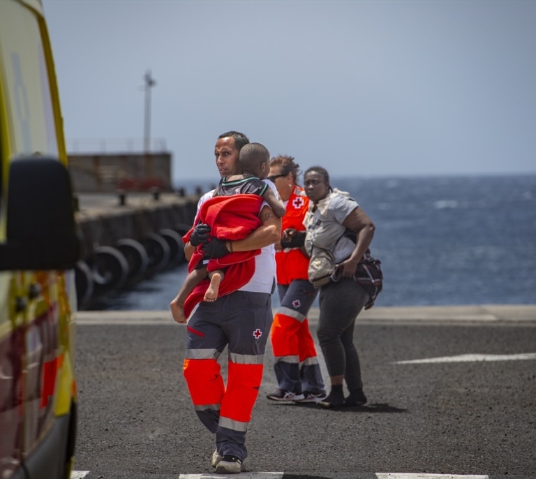 Mueren siete personas y un bebé desaparecido tras volcar un cayuco en el que viajaban 160 personas en El Hierro